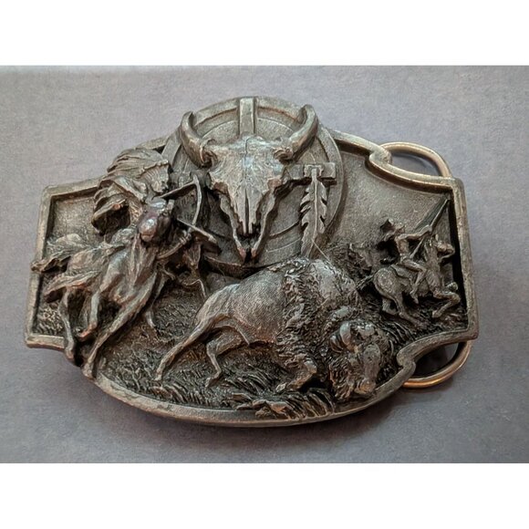 Vintage Siskiyou Western Belt Buckle E-8954 Buffalo Hunting Scene Pewter Made In - Picture 2 of 6